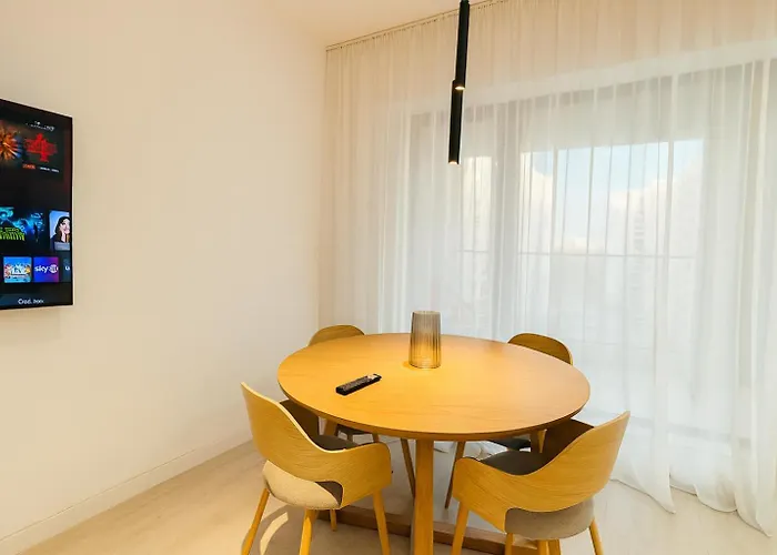 Moon Charm Free Parking Бухарест