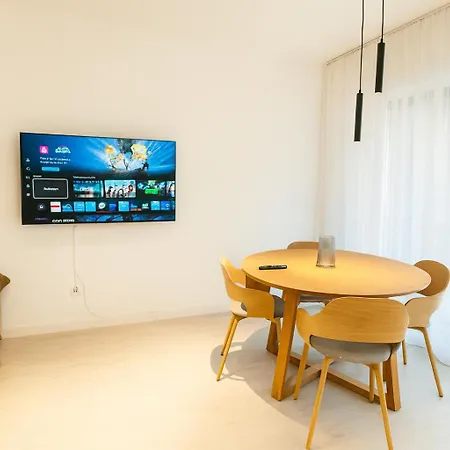 Moon Charm Free Parking 아파트 부쿠레슈티